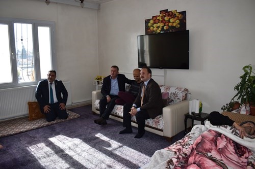 KAYMAKAM GÖKSU BAYRAM ENGELLİLER HAFTASINDA HANE ZİYARETİ YAPTI
